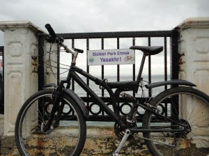 Bisiklet Park Etmek Yasaktır (Bicycle parking forbidden)