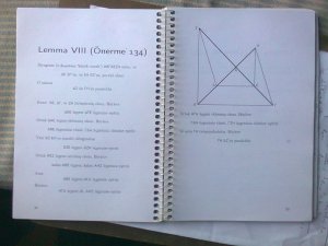 İki A5 sayfada Pappus’un Lemma VIII’i. Sayfa numaraları 32 ve 33.