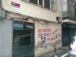 Graffiti: BİZ GEZİCİYİZ SİZ GİDİCİ! KALDIRAÇ #1MAYIS